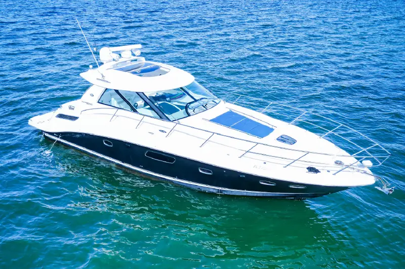 People relaxing on a 50ft Sea Ray yacht during a Miami cruise. 800x533 1